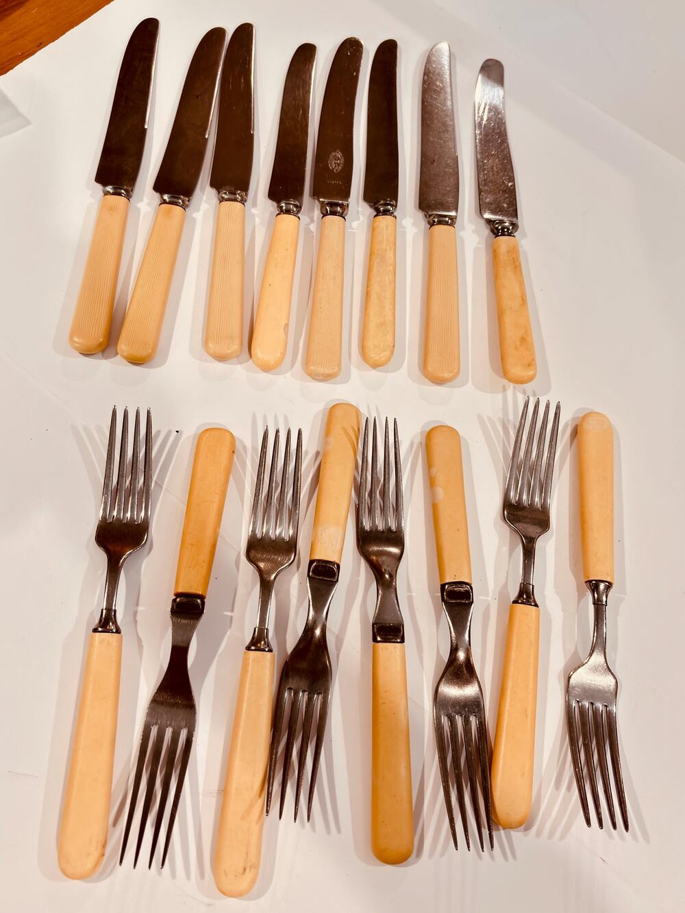 Vintage Stainless Steel Flatware Set 16 Pc White Plastic Handle Cutlery  Kitchen